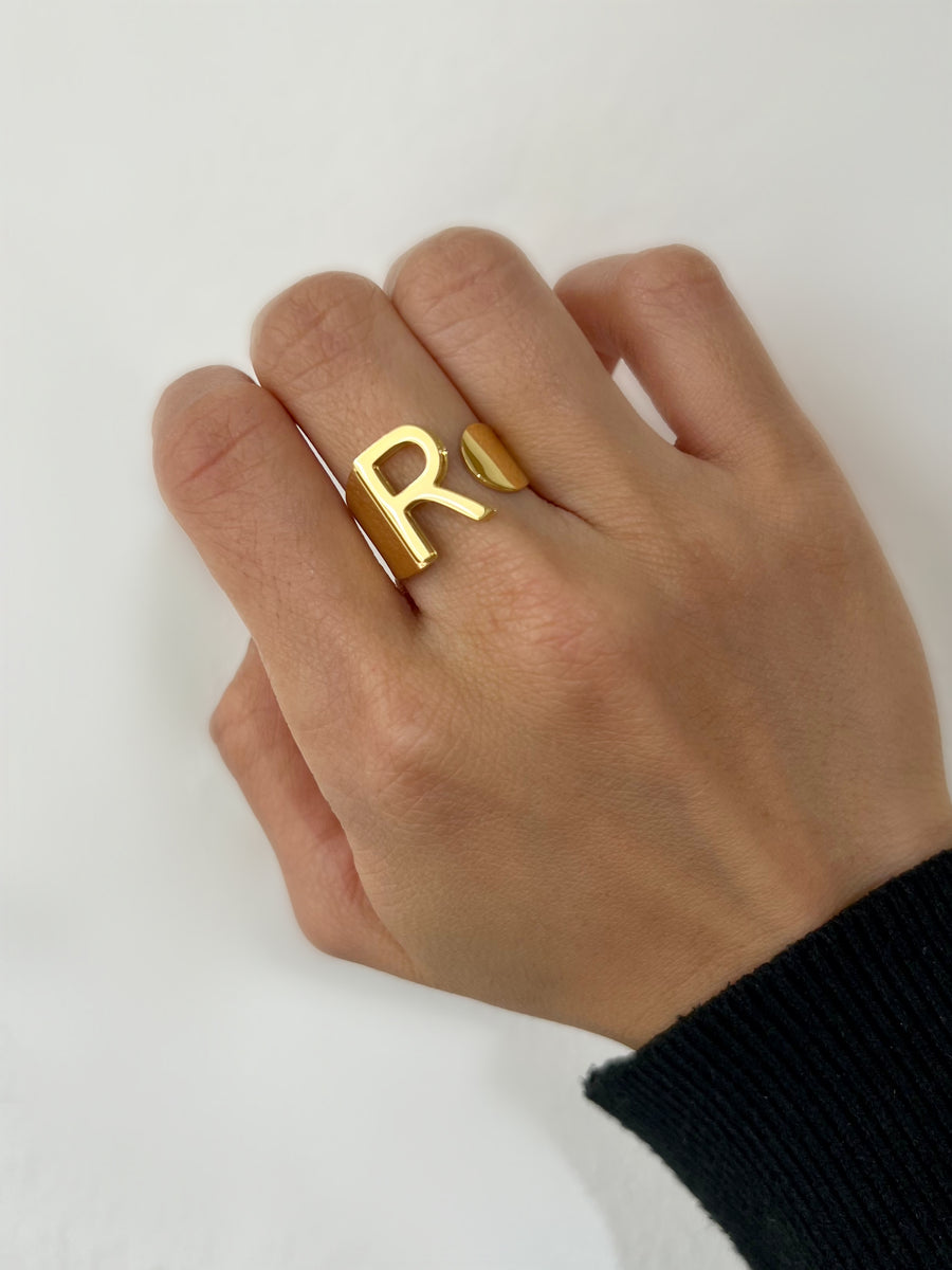 Gold ring best sale with letter r